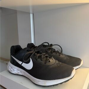 Nike Women’s Black and White Sneakers